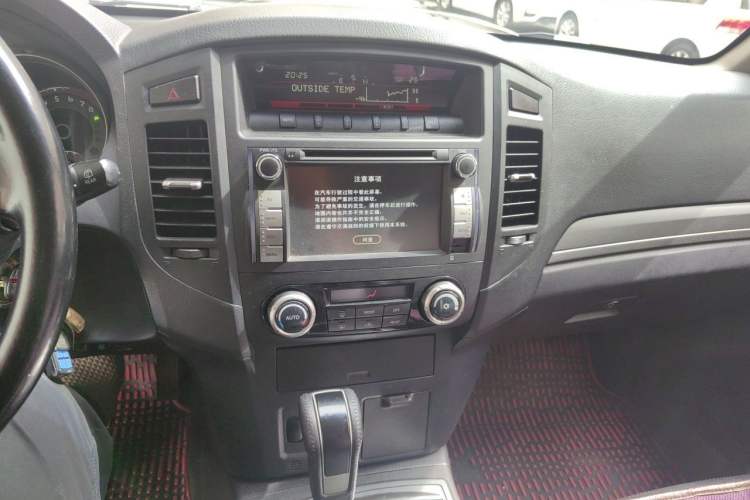 Used Mitsubishi Pajero 2012 3.0L Luxury Edition Audio And AC Panel