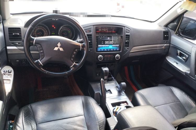 Used Mitsubishi Pajero 2012 3.0L Elite Upgrade Edition Center Console