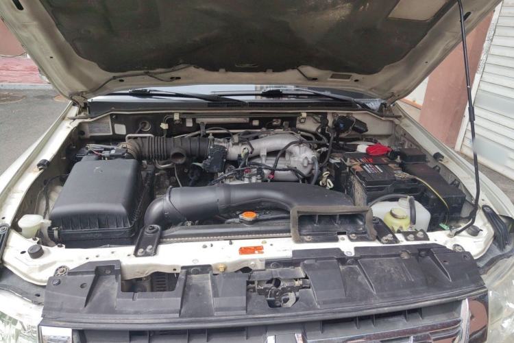 Used Mitsubishi Pajero 2012 3.0L Luxury Edition Engine Bay