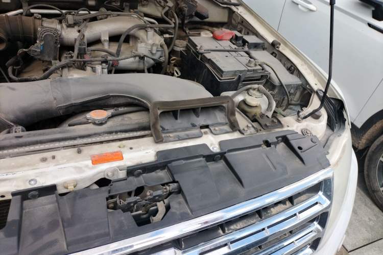 Used Mitsubishi Pajero 2012 3.0L Elite Upgrade Edition Engine Bay Left