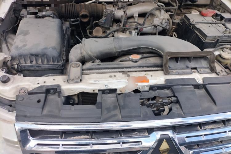 Used Mitsubishi Pajero 2012 3.0L Elite Upgrade Edition Engine Bay