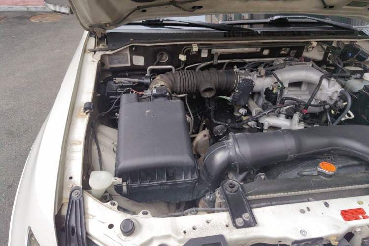 Used Mitsubishi Pajero 2012 3.0L Luxury Edition Engine Bay Right