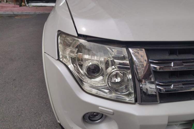 Used Mitsubishi Pajero 2012 3.0L Luxury Edition Right Front Headlight