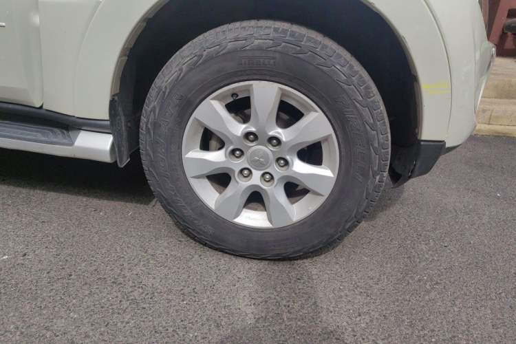 Used Mitsubishi Pajero 2012 3.0L Luxury Edition Right Front Wheel Hub