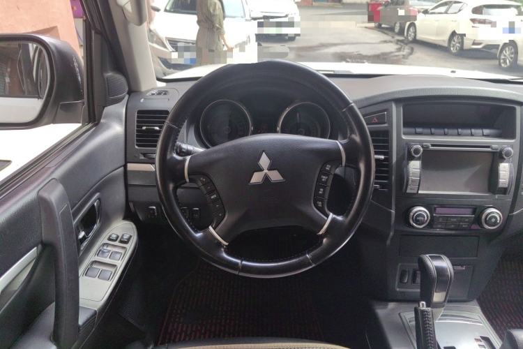 Used Mitsubishi Pajero 2012 3.0L Luxury Edition Steering Wheel