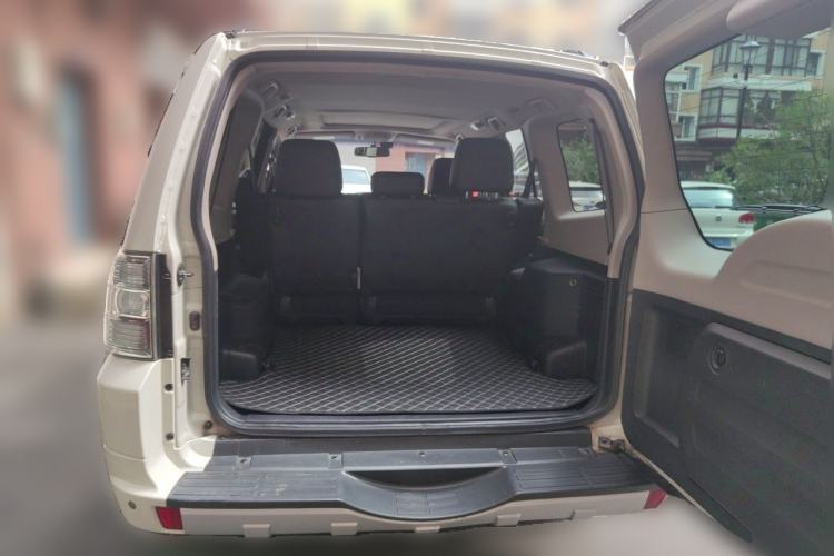 Used Mitsubishi Pajero 2012 3.0L Luxury Edition Trunk