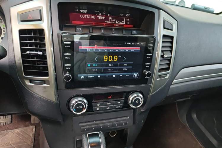 Used Mitsubishi Pajero 2014 3.0L Luxury Edition Audio And AC Panel