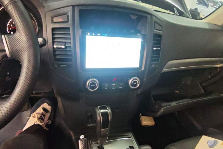 Used Mitsubishi Pajero 2014 3.0L Elite Edition Audio And AC Panel