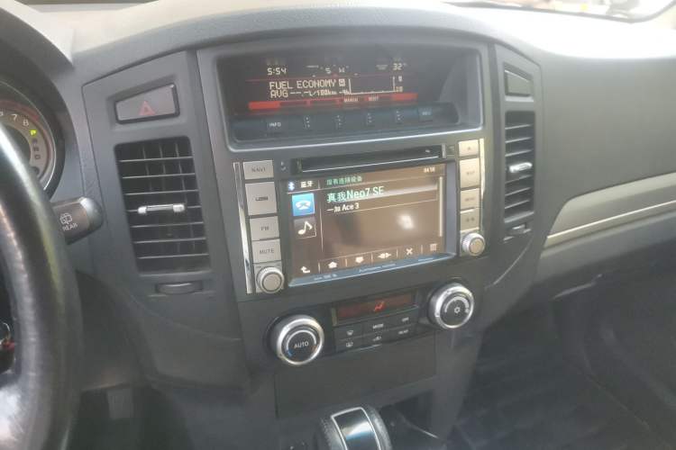Used Mitsubishi Pajero 2014 3.0L Elite Edition Audio And AC Panel