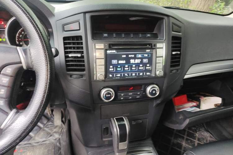 Used Mitsubishi Pajero 2014 3.0L Elite Edition Audio And AC Panel