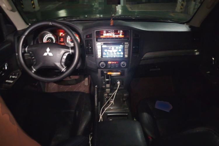 Used Mitsubishi Pajero 2014 3.0L Elite Upgrade Edition Center Console