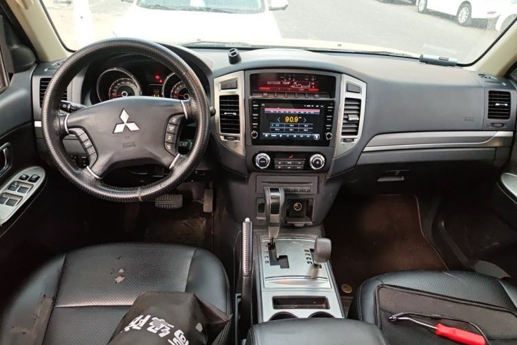 Used Mitsubishi Pajero 2014 3.0L Luxury Edition Center Console