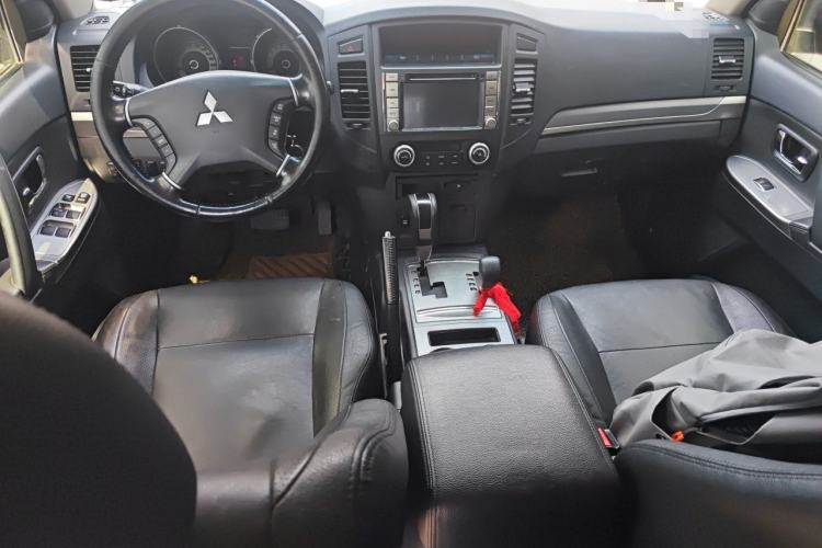 Used Mitsubishi Pajero 2014 3.0L Elite Upgrade Edition Center Console