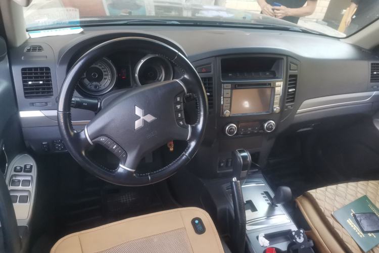 Used Mitsubishi Pajero 2014 3.0L Elite Edition Center Console