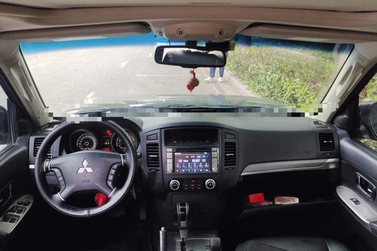 Used Mitsubishi Pajero 2014 3.0L Elite Edition Center Console