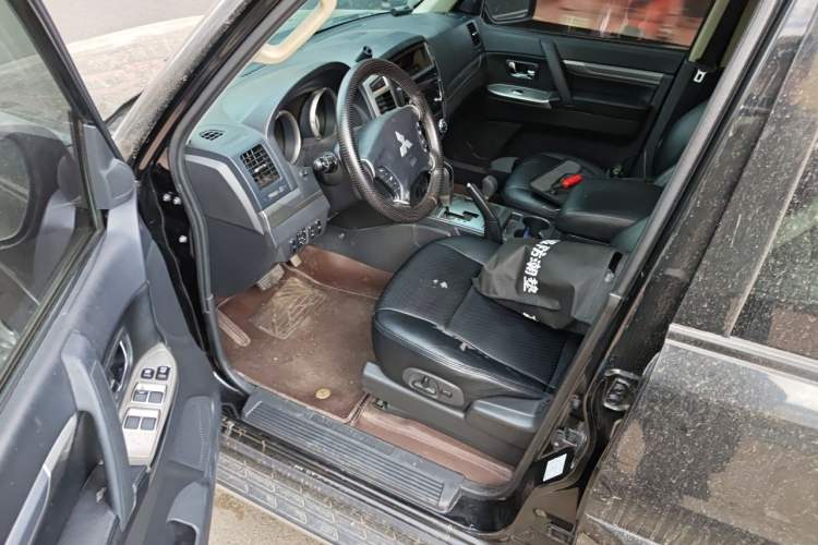 Used Mitsubishi Pajero 2014 3.0L Luxury Edition Driver Seat