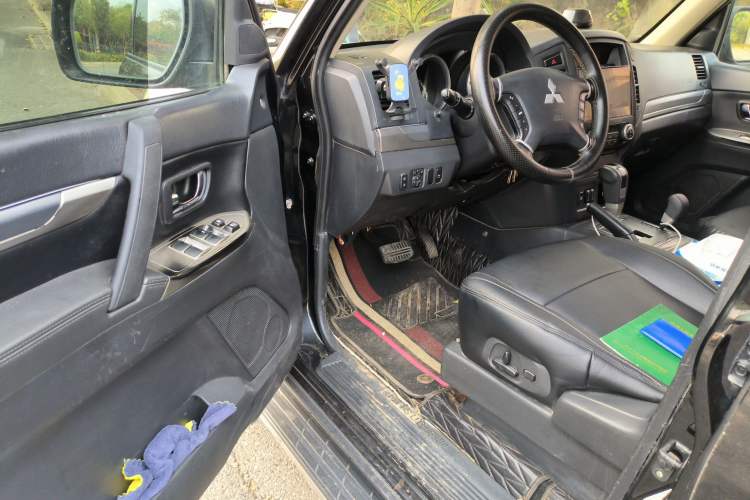 Used Mitsubishi Pajero 2014 3.0L Elite Upgrade Edition Driver Seat