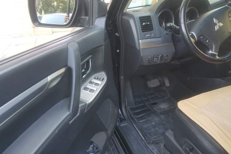 Used Mitsubishi Pajero 2014 3.0L Elite Edition Driver Seat