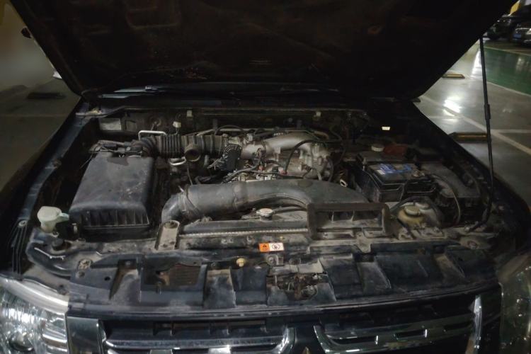 Used Mitsubishi Pajero 2014 3.0L Elite Upgrade Edition Engine Bay