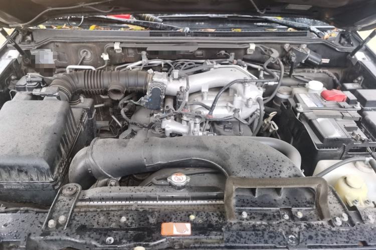 Used Mitsubishi Pajero 2014 3.0L Elite Upgrade Edition Engine Bay