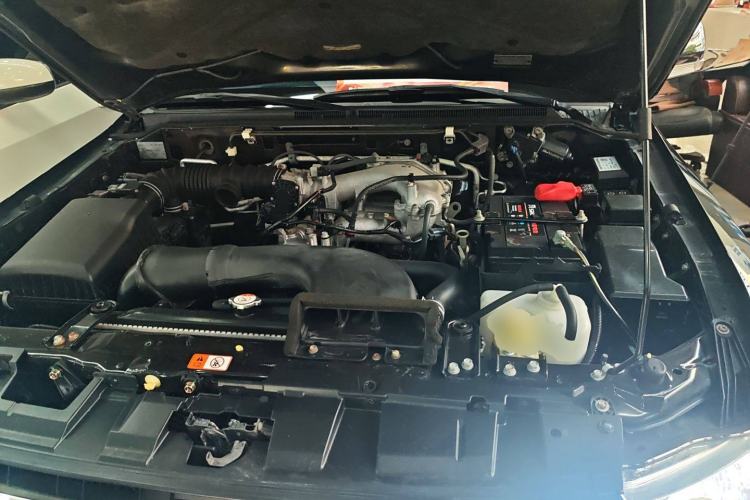 Used Mitsubishi Pajero 2014 3.0L Elite Edition Engine Bay
