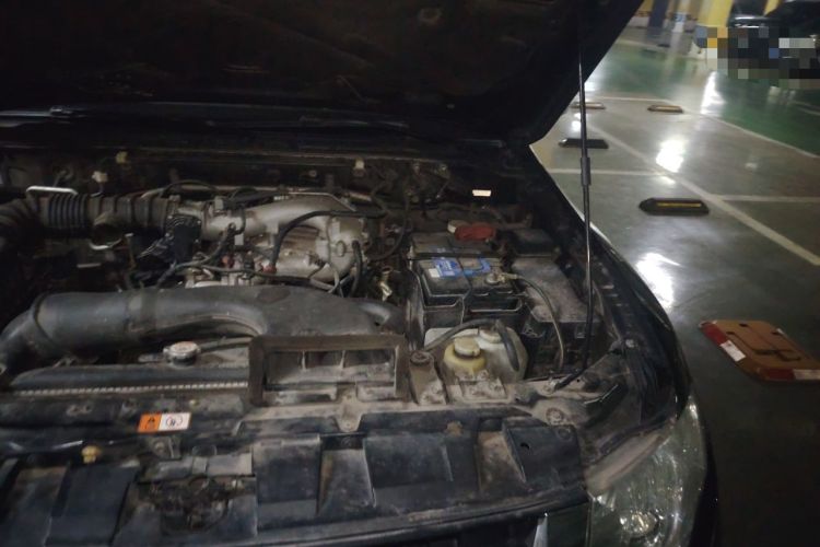 Used Mitsubishi Pajero 2014 3.0L Elite Upgrade Edition Engine Bay Left