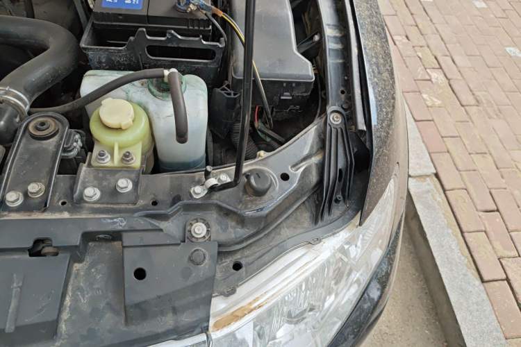 Used Mitsubishi Pajero 2014 3.0L Luxury Edition Engine Bay Left