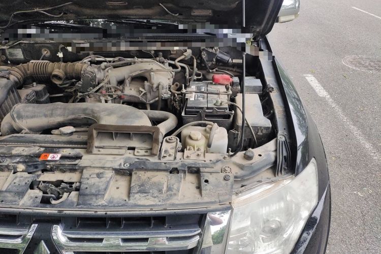 Used Mitsubishi Pajero 2014 3.0L Elite Edition Engine Bay Left