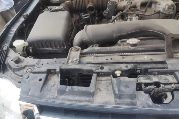 Used Mitsubishi Pajero 2014 3.0L Elite Edition Engine Bay Right
