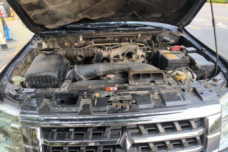 Used Mitsubishi Pajero 2014 3.0L Elite Upgrade Edition Engine Bay