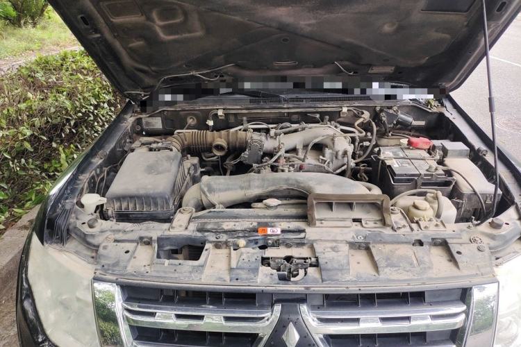 Used Mitsubishi Pajero 2014 3.0L Elite Edition Engine Bay