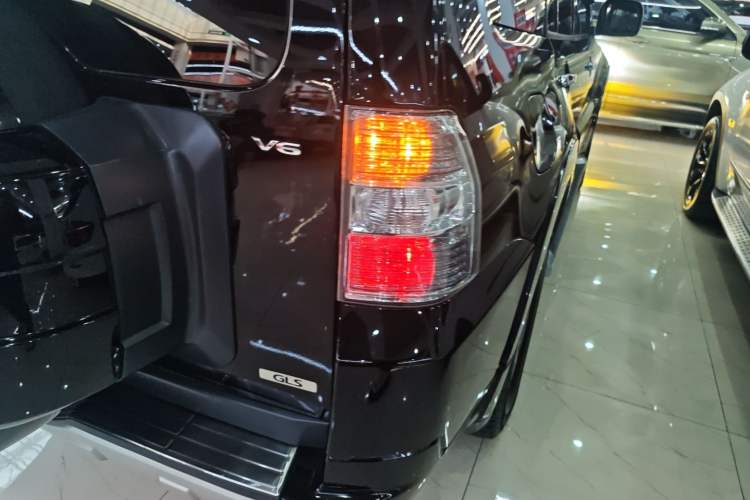 Used Mitsubishi Pajero 2014 3.0L Elite Edition Exterior 6