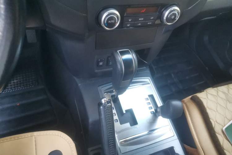Used Mitsubishi Pajero 2014 3.0L Elite Edition Gear Lever