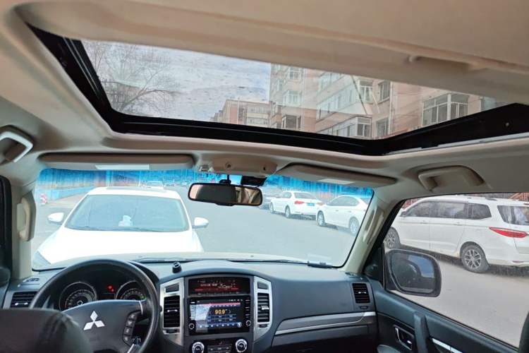 Used Mitsubishi Pajero 2014 3.0L Luxury Edition Headliner