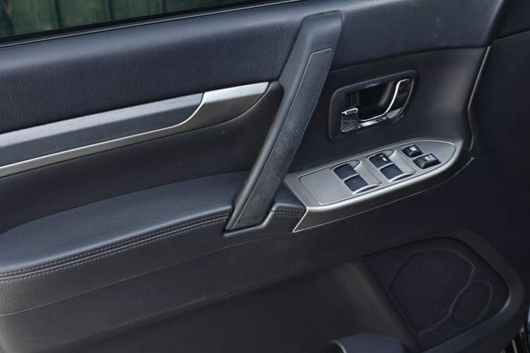 Used Mitsubishi Pajero 2014 3.0L Elite Edition Interior 1