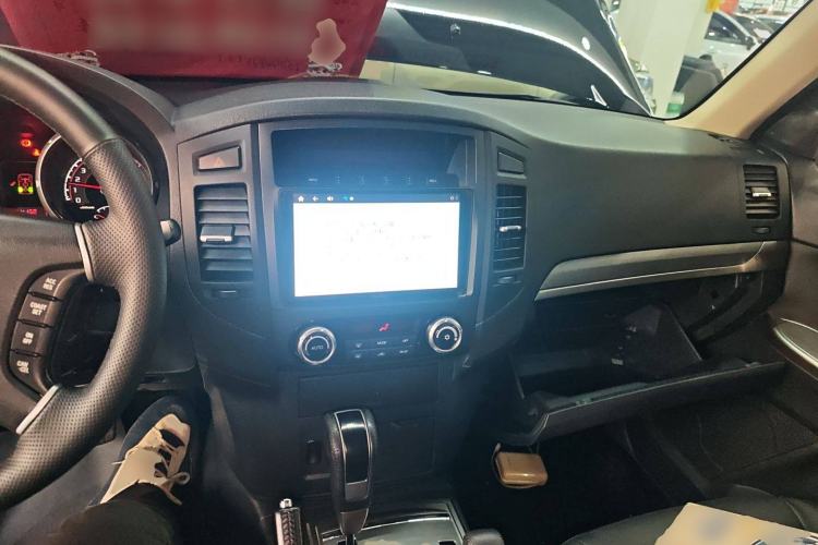 Used Mitsubishi Pajero 2014 3.0L Elite Edition Interior 2
