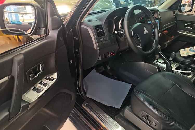 Used Mitsubishi Pajero 2014 3.0L Elite Edition Interior 3