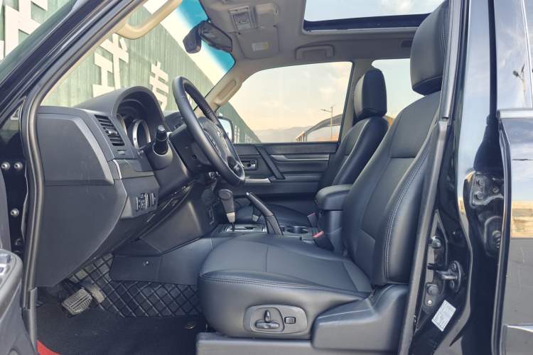 Used Mitsubishi Pajero 2014 3.0L Elite Edition Interior 6