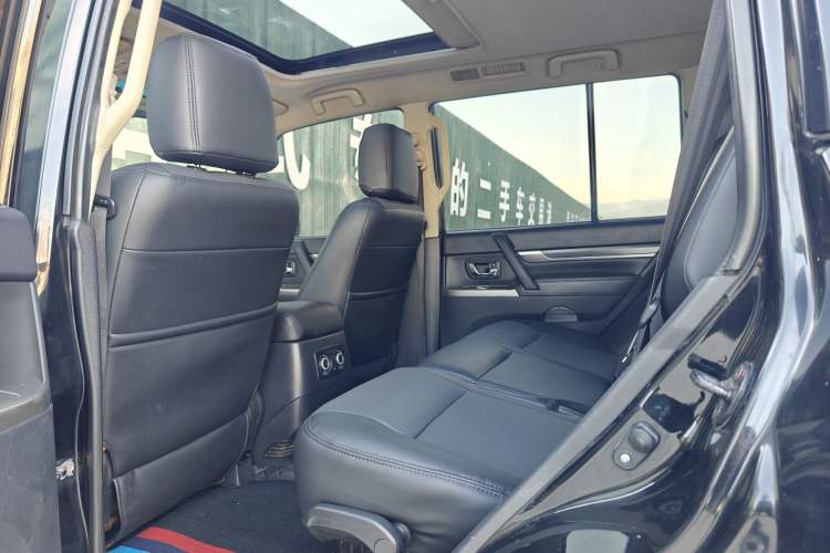 Used Mitsubishi Pajero 2014 3.0L Elite Edition Interior 7