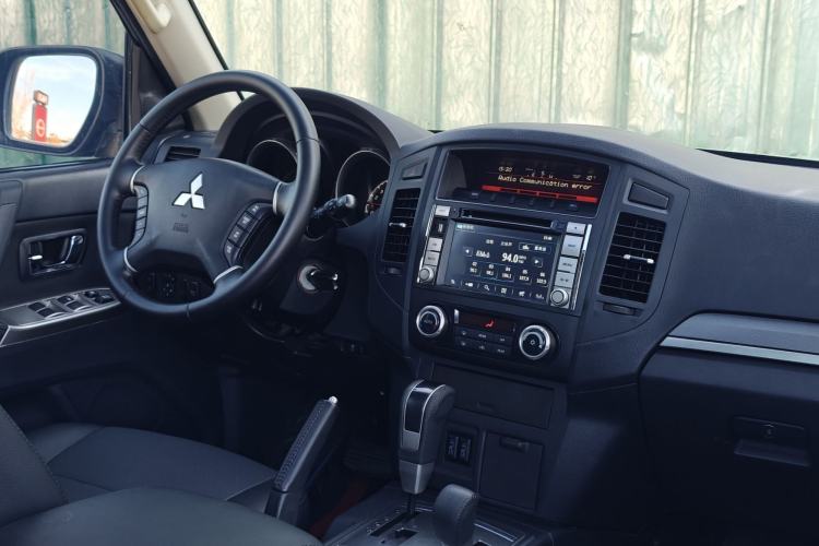 Used Mitsubishi Pajero 2014 3.0L Elite Edition Interior 8