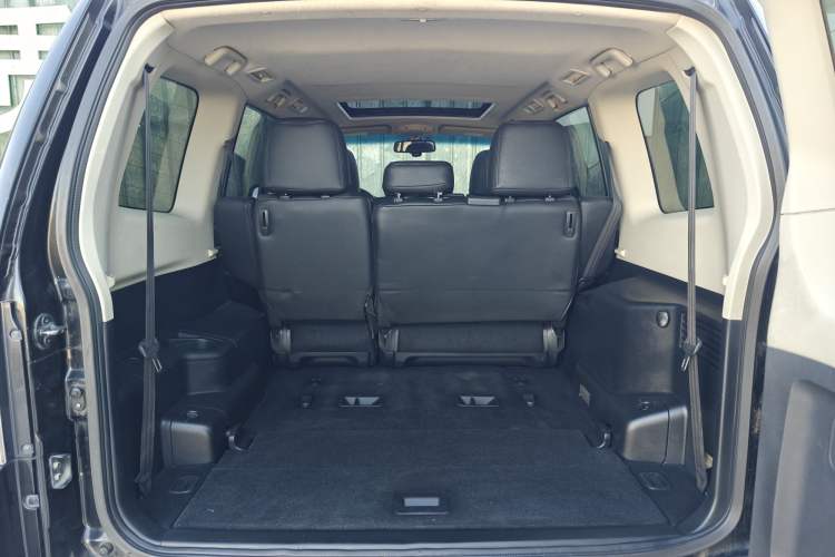 Used Mitsubishi Pajero 2014 3.0L Elite Edition Interior 9