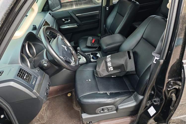 Used Mitsubishi Pajero 2014 3.0L Luxury Edition Left Front Seat