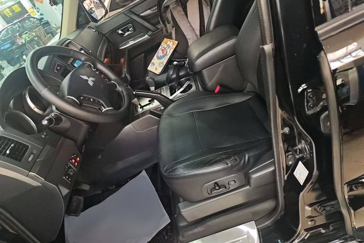 Used Mitsubishi Pajero 2014 3.0L Elite Edition Left Front Seat