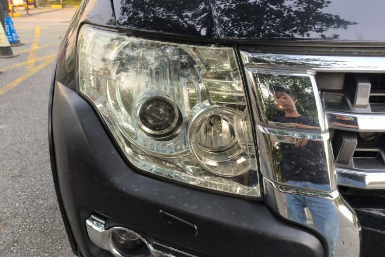 Used Mitsubishi Pajero 2014 3.0L Elite Upgrade Edition Right Front Headlight