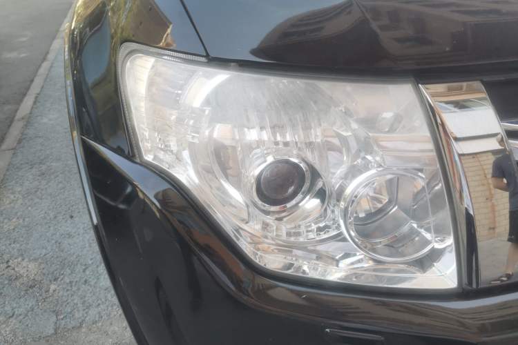 Used Mitsubishi Pajero 2014 3.0L Elite Edition Right Front Headlight