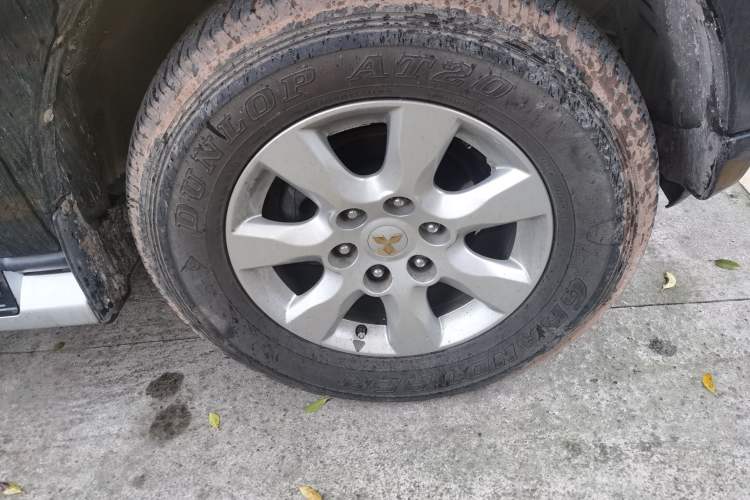 Used Mitsubishi Pajero 2014 3.0L Elite Upgrade Edition Right Front Wheel Hub