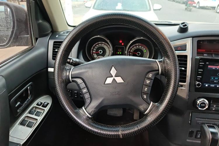 Used Mitsubishi Pajero 2014 3.0L Luxury Edition Steering Wheel