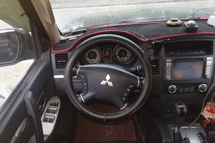 Used Mitsubishi Pajero 2014 3.0L Elite Upgrade Edition Steering Wheel