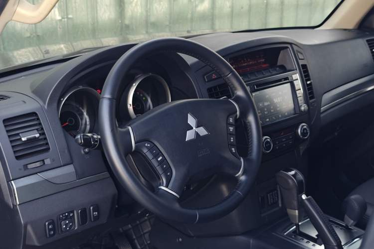 Used Mitsubishi Pajero 2014 3.0L Elite Edition Steering Wheel