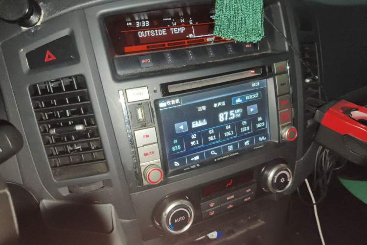 Used Mitsubishi Pajero 2014 3.0L Elite Edition Audio And AC Panel